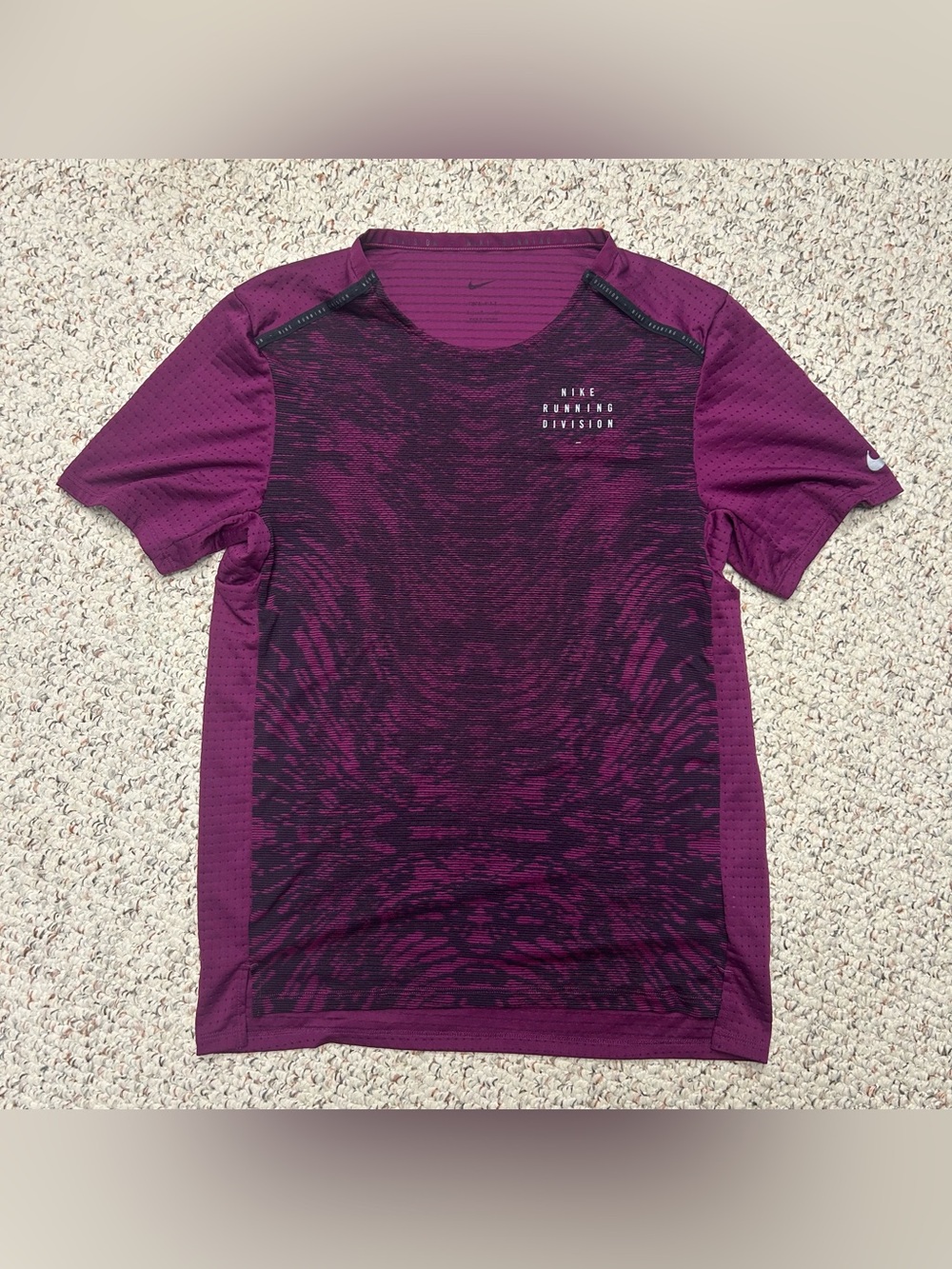 Nike Dri-FIT Running Division Rise 365 Men's Short-Sleeve Shirt Wine Purple Sz S